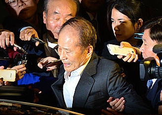 검찰 조사 마친 만사형통 이상득/뉴시스