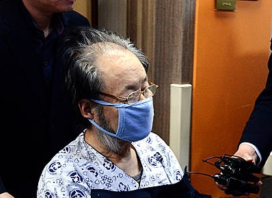 취재진 질문 피하는 이홍하/뉴시스