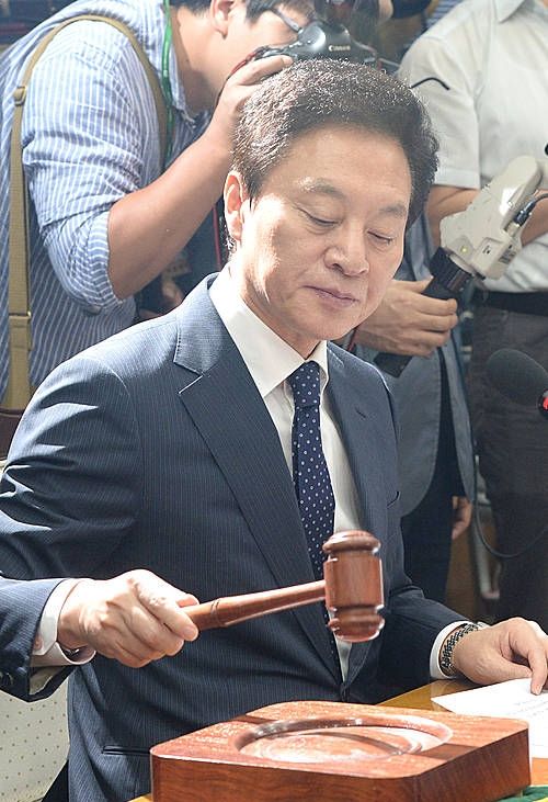 의사봉 두드리는 정두언 위원장/뉴시스
