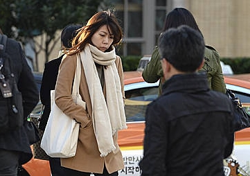 '쌀쌀해진 날씨 움츠려든 출근길'/뉴시스