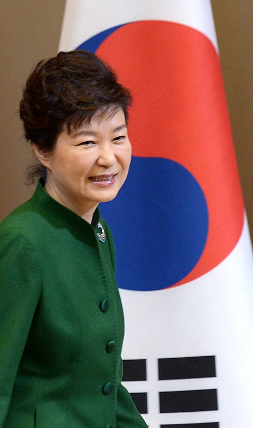 환하게 웃으며 입장하는 박 대통령/뉴시스