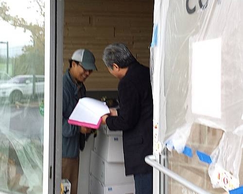 시카고에서 계은숙 구명을 위해 서명을 받으러 다니는 한지일/뉴시스