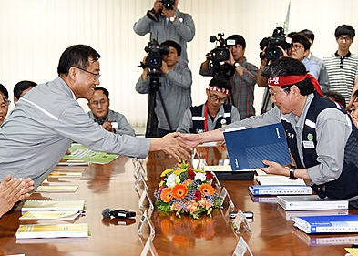 악수하는 현대중공업 노사 교섭대표/뉴시스
