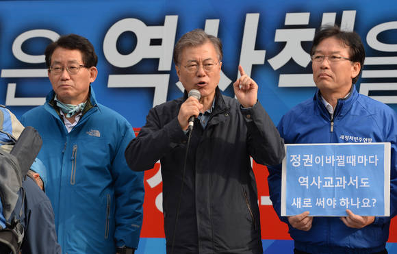 서명운동 하는 문재인 대표/뉴시스