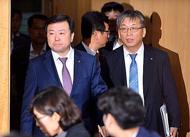 간담회장에 들어서는 정용호 부문장과 정용석 본부장/뉴시스