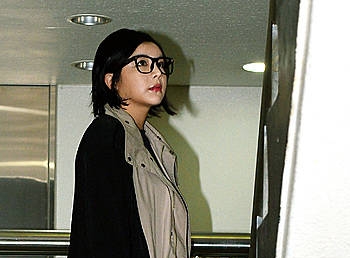 중앙지법으로 들어서는 방송인 에이미/뉴시스
