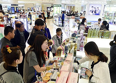 면세점 쇼핑하는 중국 관광객/뉴시스