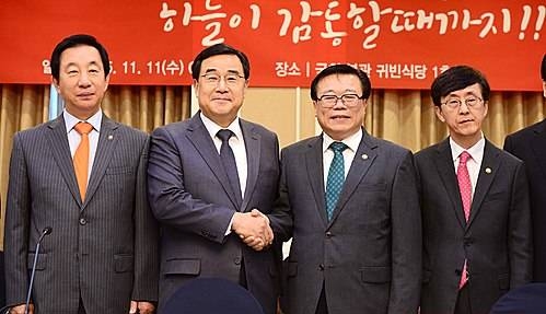 악수 나누는 김정훈-이동필/뉴시스