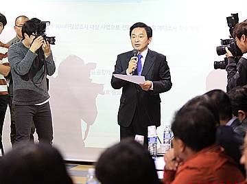 '제2공항 건설' 주민들에게 설명하는 원희룡 제주지사/뉴시스