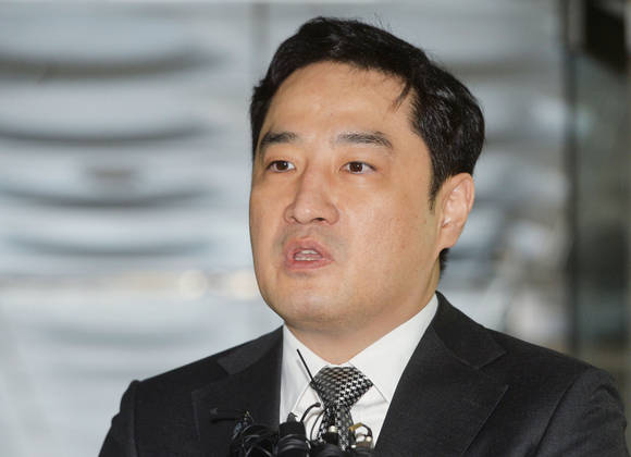 취재진 질문 답하는 강용석/뉴시스