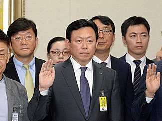 증인선서하는 신동빈 회장/뉴시스