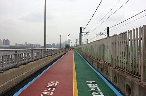 새롭게 정비한 한강교량 자전거도로/뉴시스
