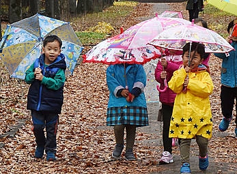 우산 쓰고 걷는 아이들/뉴시스