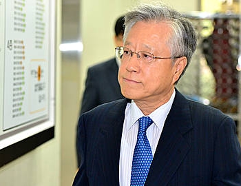 굳게 입 다문채 법정 향하는 이석채 전 KT 회장/뉴시스