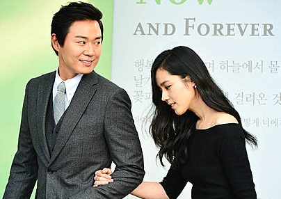 남편 팔 잡고 이동하는 한가인/뉴시스