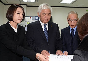 故신해철 부인 등 신해철법 심사 촉구 청원/뉴시스