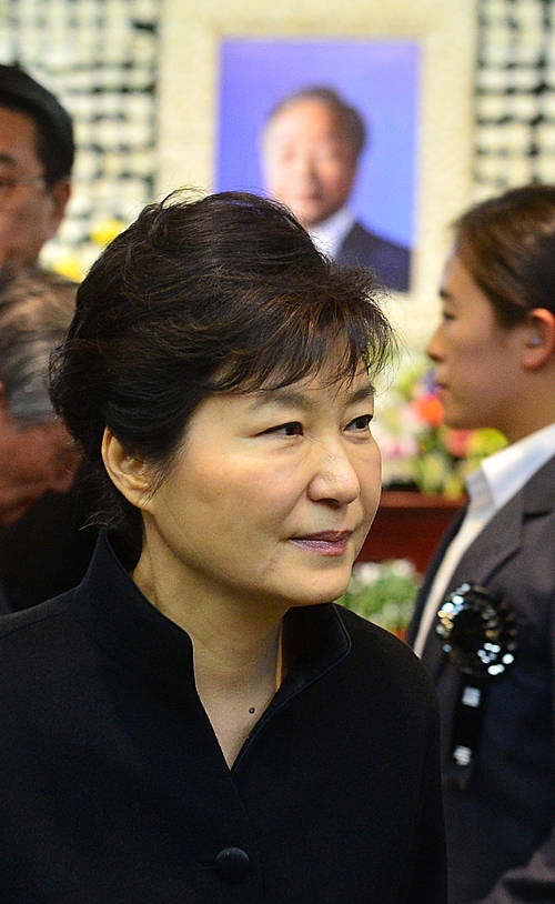 故 김영삼 전 대통령 빈소 나오는 박근혜 대통령/뉴시스