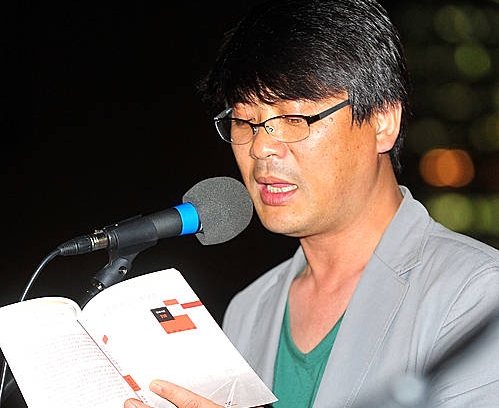 시낭독 하는 송경동 시인/뉴시스