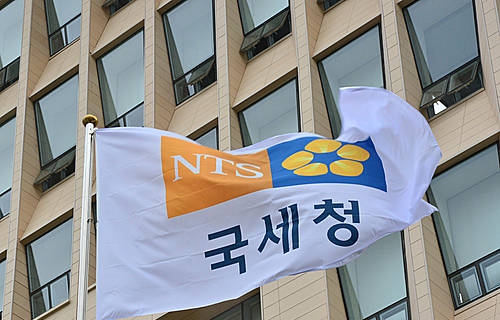 바람에 휘날이는 국세청 깃발/뉴시스