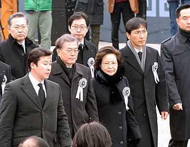 영결식장 입장하는 문재인 대표/뉴시스