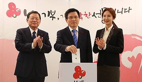 박근혜 대통령, 사랑의열매 성금 전달/뉴시스