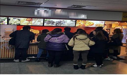 지하철 역사내 떡볶이 매장/뉴시스