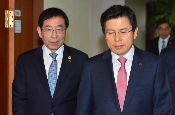 국무회의 참석하는 총리와 서울시장/뉴시스