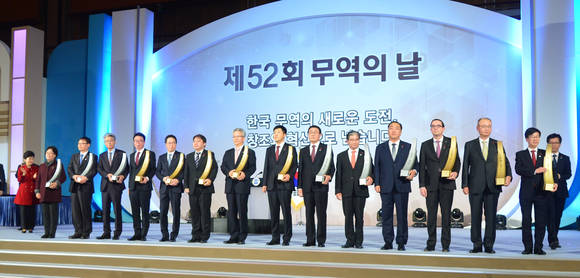 제52회 무역의 날 수출의 탑 수상한 기업인들/뉴시스