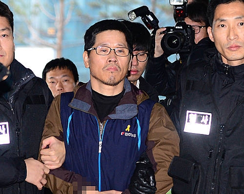 수갑찬 채 압송되는 한상균 위원장/뉴시스