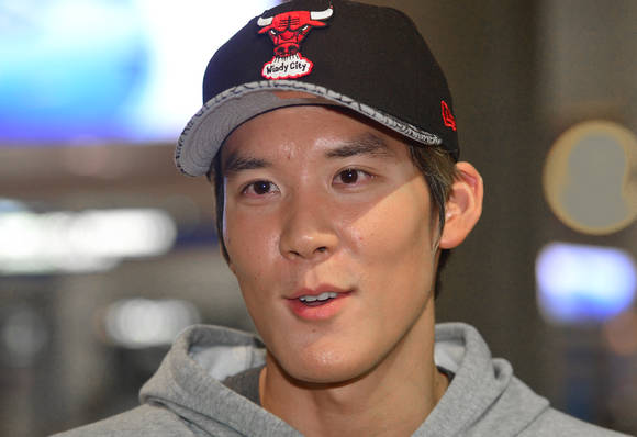 취재진 질문에 답하는 박태환/뉴시스