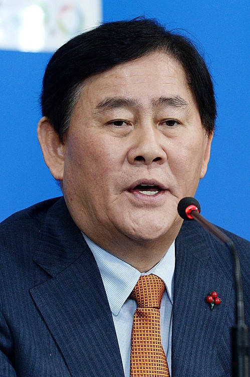 취재진 질문에 답하는 최경환 부총리/뉴시스