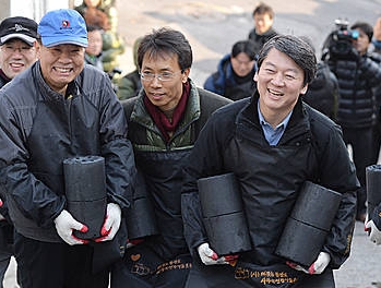 연탄 나르며 웃는 안철수/뉴시스
