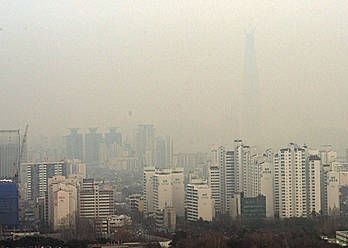 롯데월드타워를 삼킨 미세먼지/뉴시스