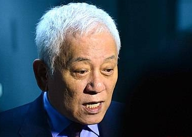 취재진 질문에 답변하는 김한길/뉴시스
