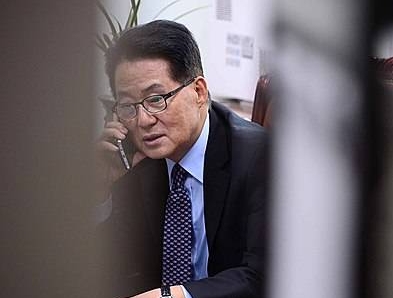 의원실에서 통화하는 박지원/뉴시스