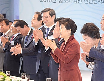 박수치는 박근혜 대통령/뉴시스