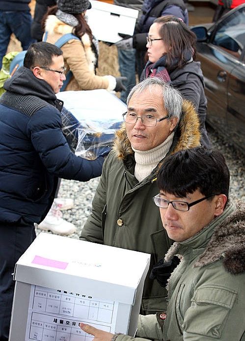 옮겨지는 세월호 유류품/뉴시스