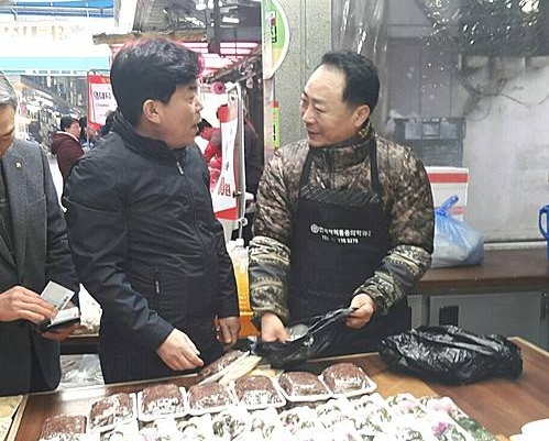 망원시장 방문한 박성택 회장/뉴시스