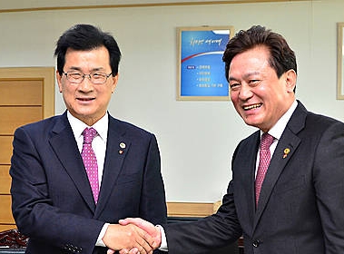 환하게 웃는 이시종 지사와 김병우 교육감/뉴시스