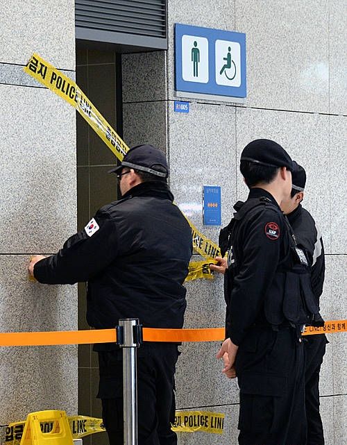 출입 통제된 인천공항 도착장 화장실/뉴시스