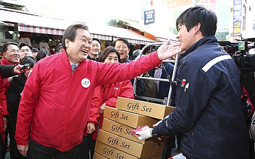 택배직원 격려하는 김무성 대표/뉴시스