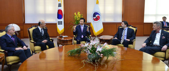 윤병세, 美·日·EU·호주 주한대사 면담…북핵·미사일 공조/뉴시스