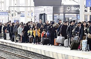 귀경객으로 북적이는 서울역/뉴시스