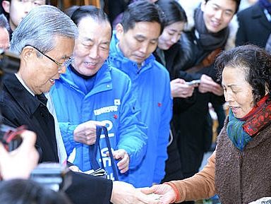 물건값 계산하는 김종인 비대위원장/뉴시스