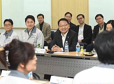 유일호 경제부총리, 수출기업현장 간담회/뉴시스