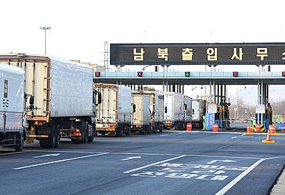 개성공단으로 향하는 화물차량들/뉴시스