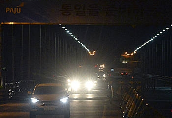 개성공단에서 빠져나오는 차량/뉴시스