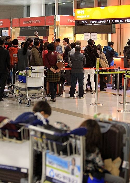 제주공항 강풍에 무더기 결항/뉴시스