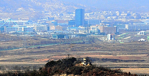 적막한 모습의 비무장지대 북한군 소초와 개성공단/뉴시스