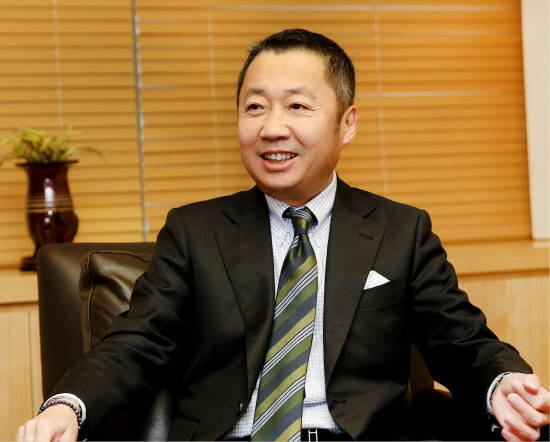 두산그룹 박용만 회장은 2일 열린 두산 이사회에서 사의를 표하며 후임으로 박정원 두산 지주부문 회장을 추천했다.
